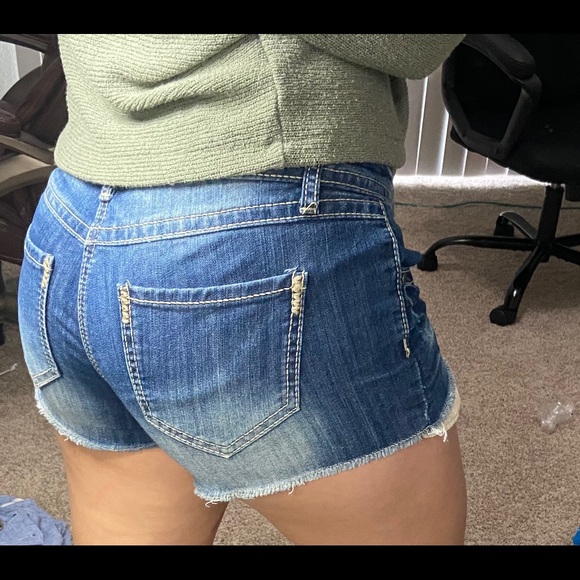 Short shorts - Picture 4 of 4